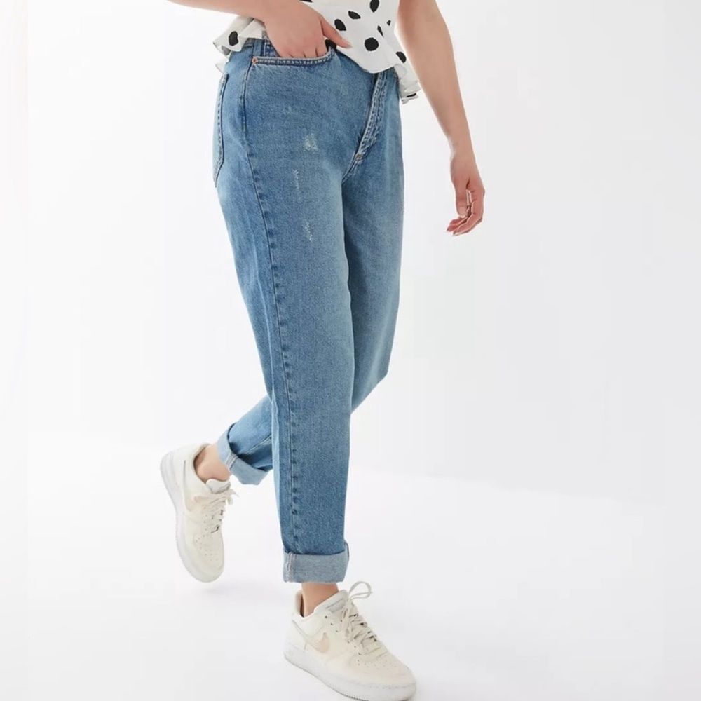 NWT BDG High-Rise Mom Blue Jeans with Distressing in Women's Size 34